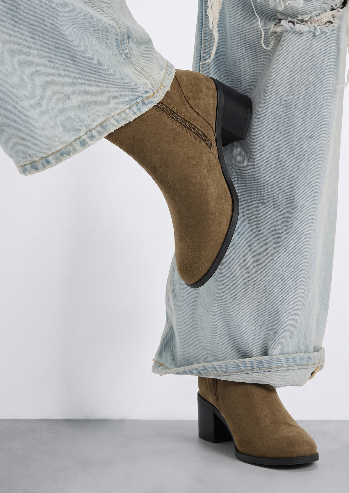 Botim ALYRA Camel